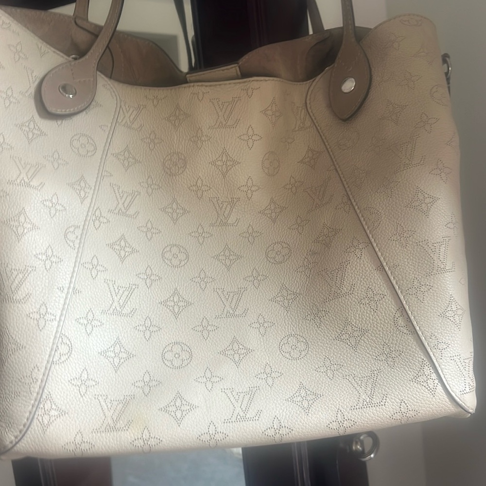 l.V beautiful bag great great condition! Great color.. goes with everything!